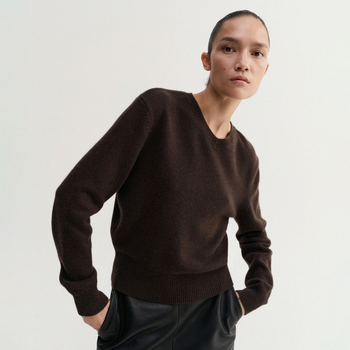 Almada Label GAELLE V-NECK SWEATER, Chocolate