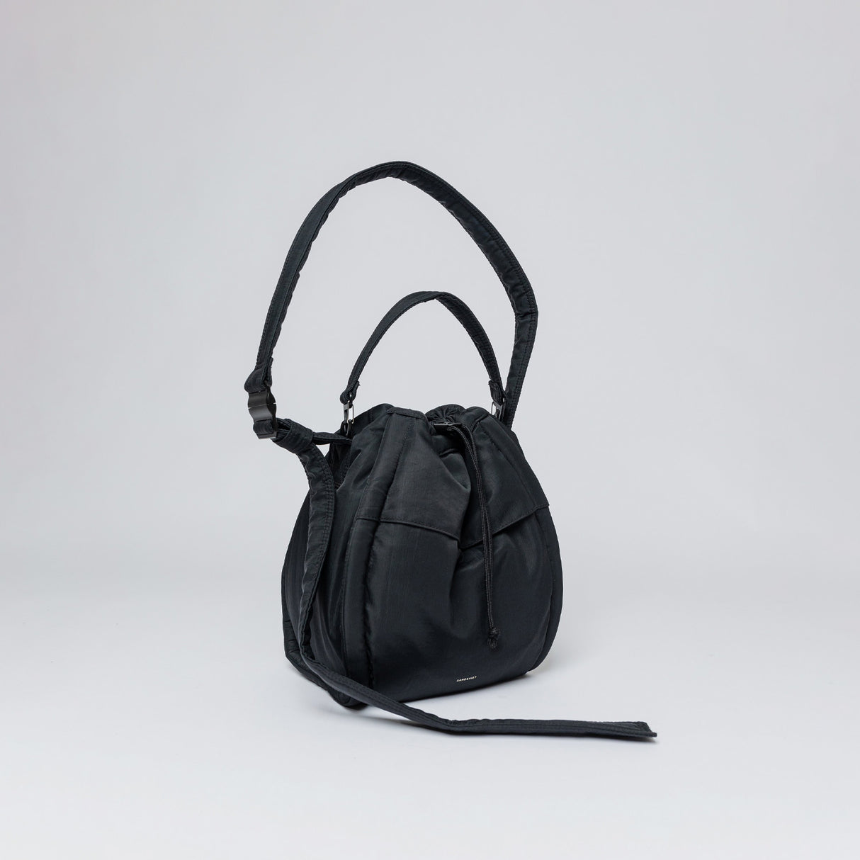 Sandqvist CURVE BUCKET BAG, Black