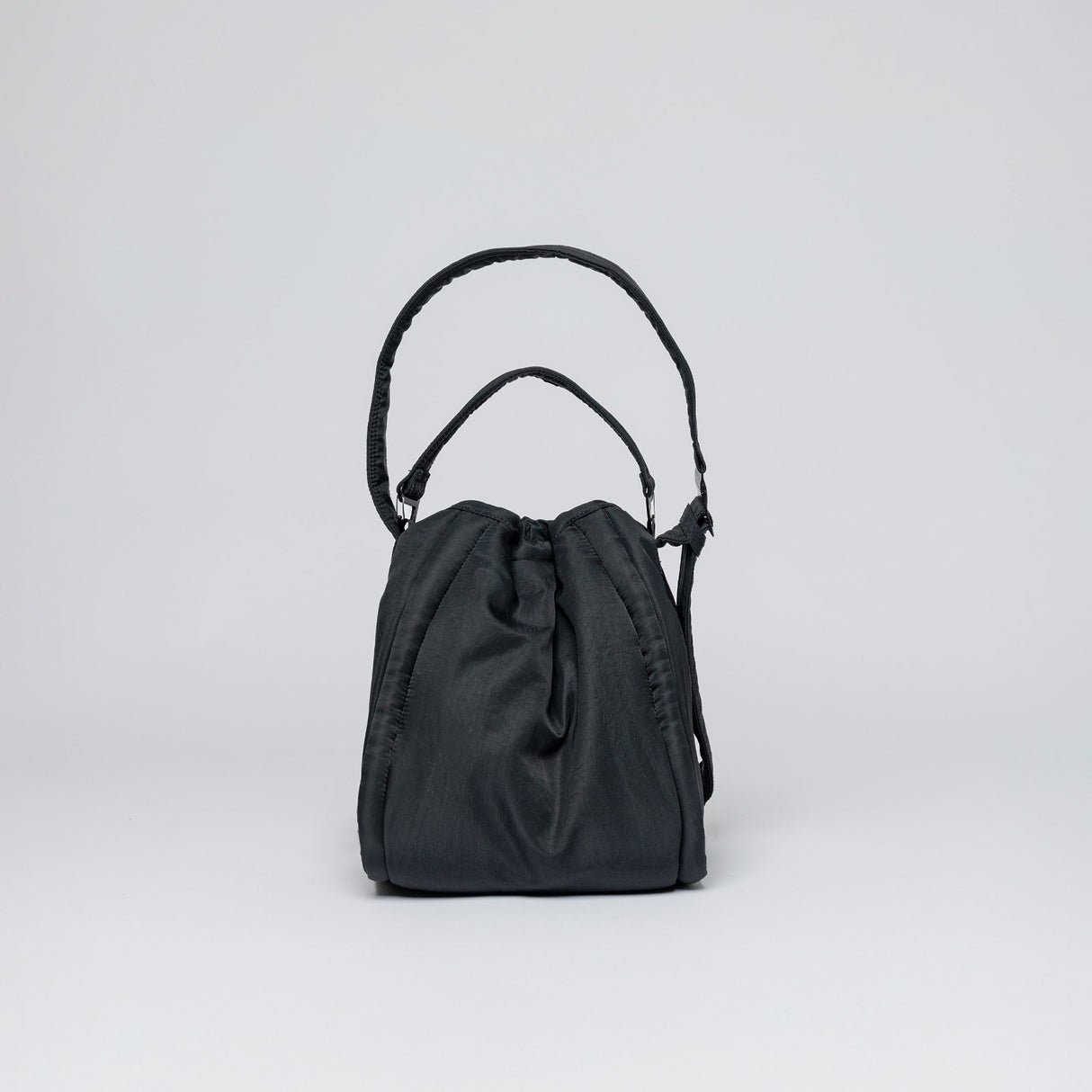 Sandqvist CURVE BUCKET BAG, Black