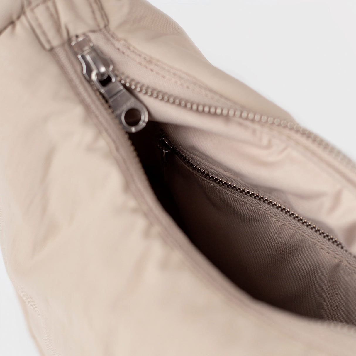 Sandqvist CURVE HALF MOON BAG MINI, Beige