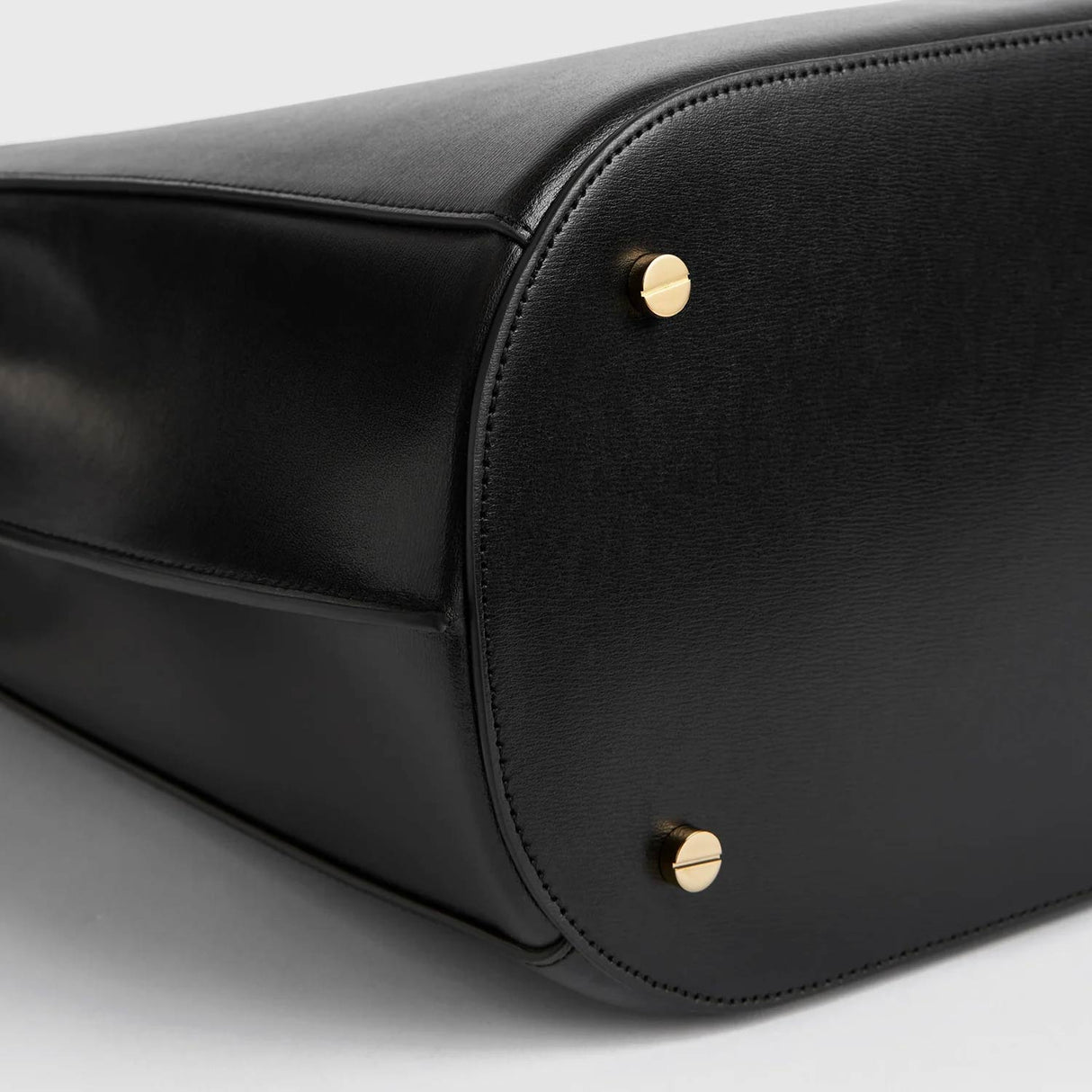 TOTEME BELTED LEATHER BUCKET BAG, Black