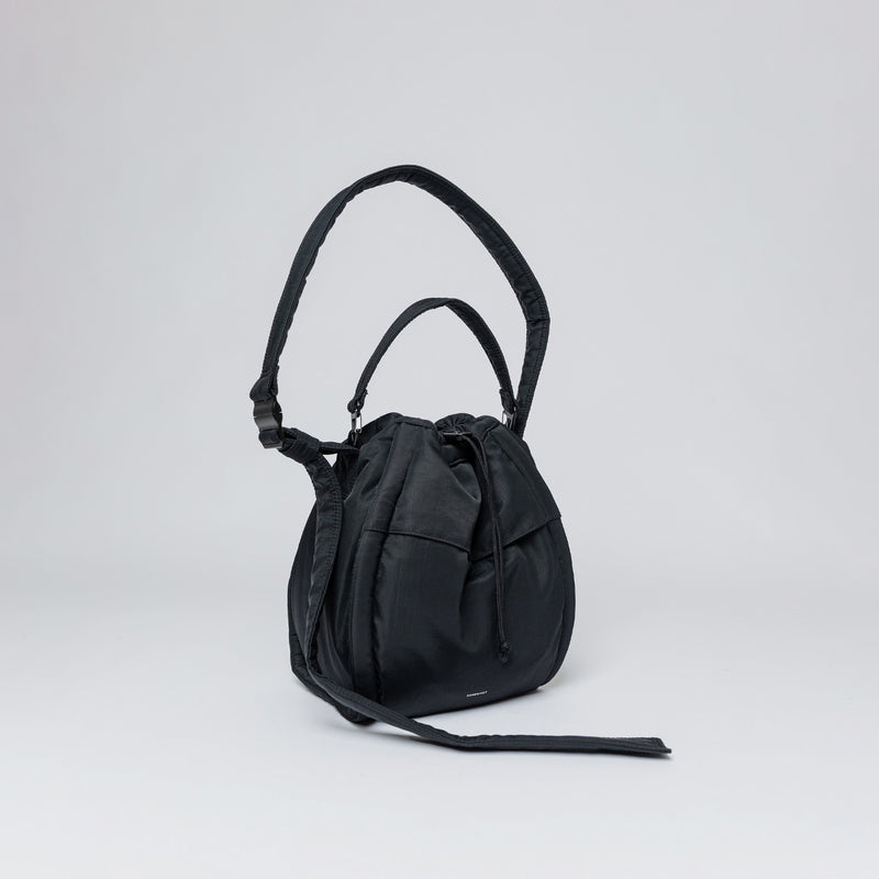 Sandqvist CURVE BUCKET BAG, Black