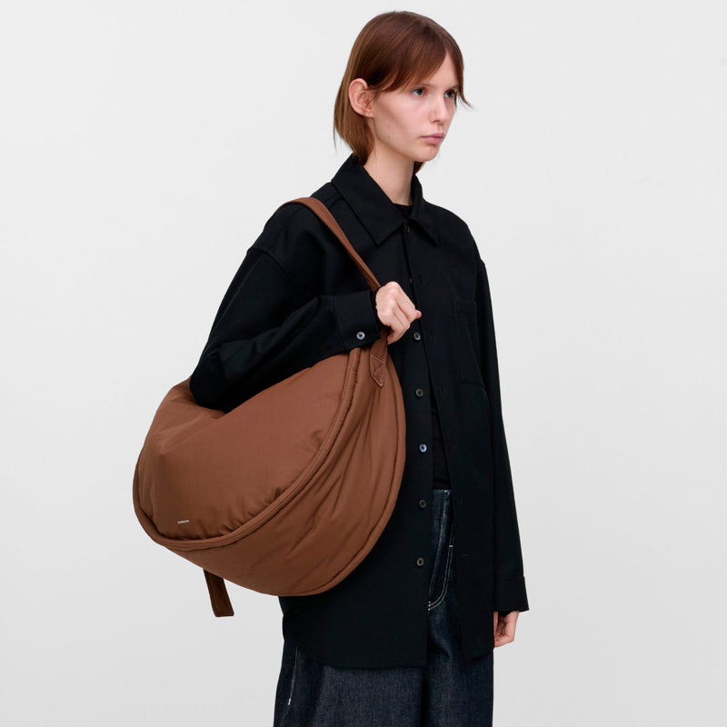 Sandqvist CURVE CROSSBODY ROUND L, Dark Taupe