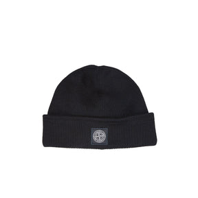 Black beanie with a logo at the frontin a white background