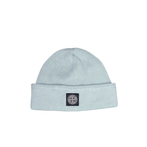 Light blue beanie with a logo at the front on a white background
