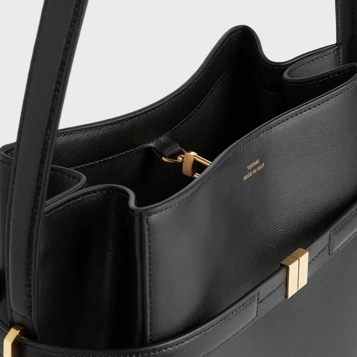 TOTEME BELTED LEATHER BUCKET BAG, Black